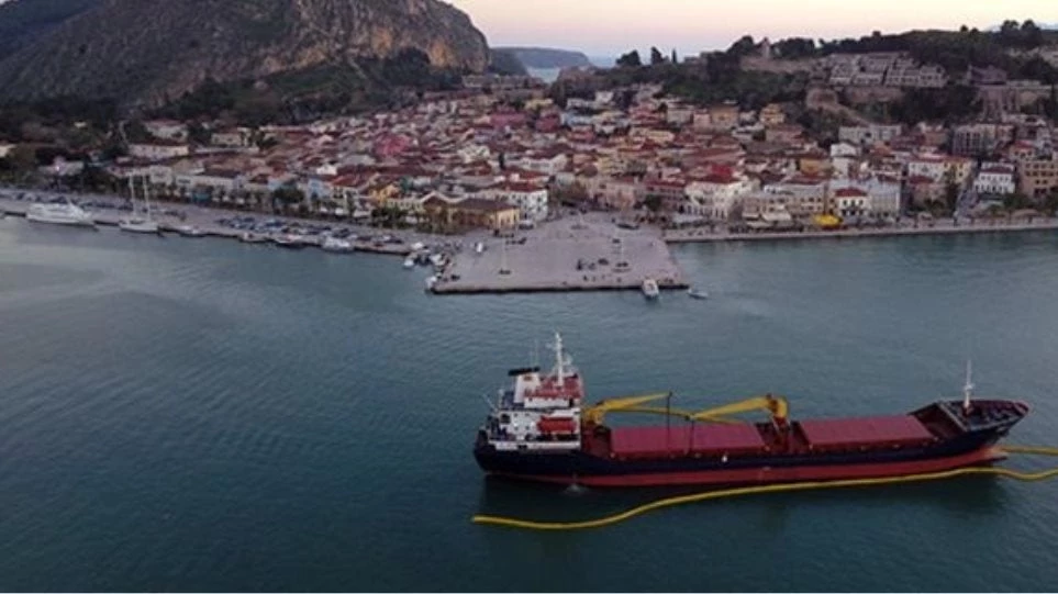 Φωτογραφίες: Φορτηγό πλοίο προσάραξε στο Ναύπλιο – Τοποθετήθηκε πλωτό φράγμα